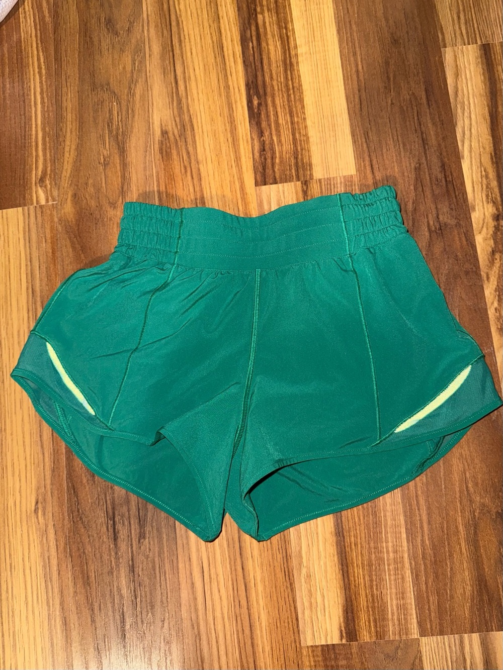 lululemon athletica teal/green 2.5 inch low rise hotty hot shorts